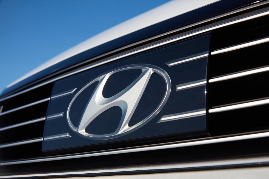 Логотип Hyundai IONIQ plug-in (AE) 2018 года  (AU) (фото 3 из 40)